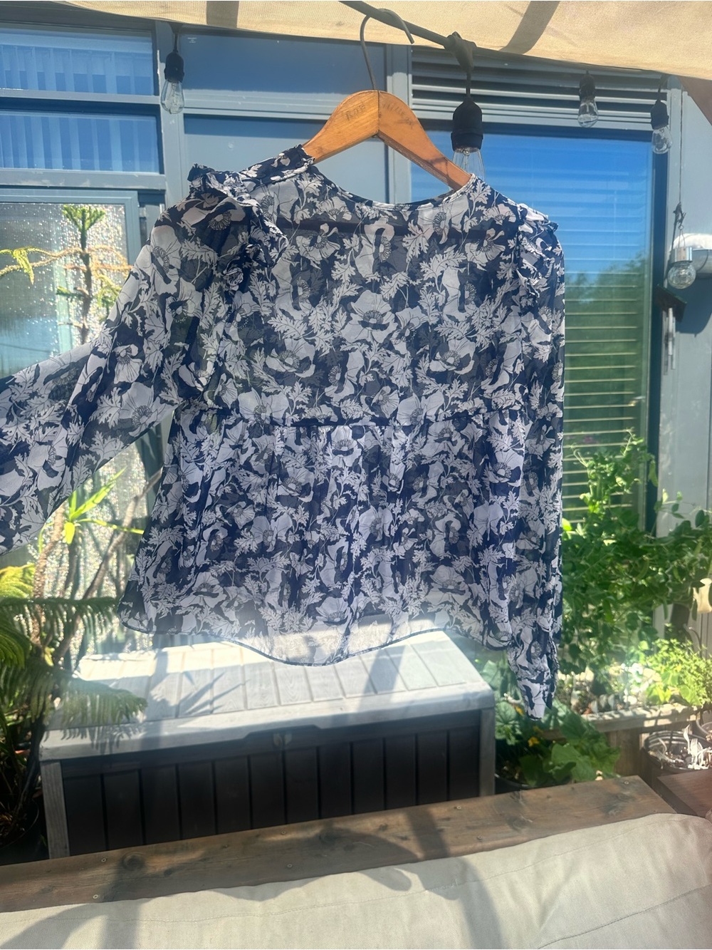 Zara woman Flowy Long-Sleeve Blouse with ruffles and details - Navy/White xs